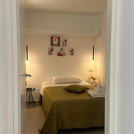 Nina Mia